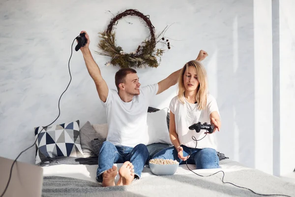 Young Lovely Couple Together Home Playing Video Games Bed Popcorn — Stock Fotó