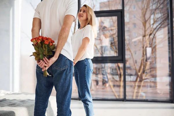 Man Holding Flowers Hands His Back Make Surprise His Girlfriend — Fotografia de Stock