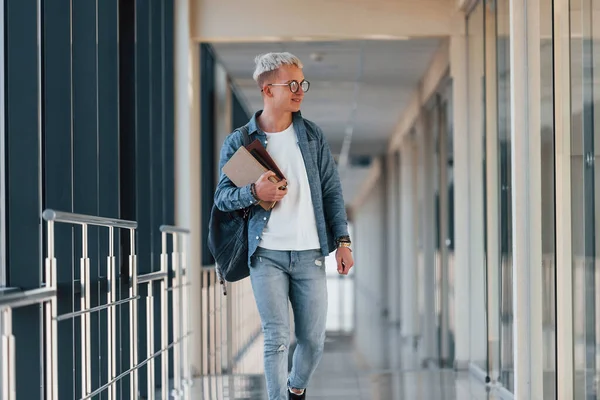 Ένας Νεαρός Φοιτητής Τζιν Ρούχα Είναι Στο Διάδρομο Ενός Κολεγίου — Φωτογραφία Αρχείου