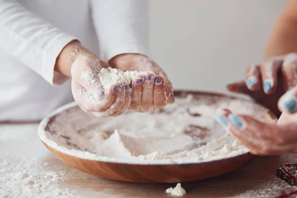 Vista Cerca Mujer Con Nieta Preparando Comida Con Harina Cocina —  Fotos de Stock