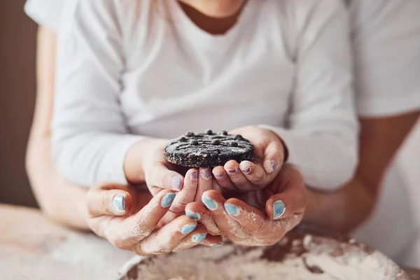 Close View Senior Woman Her Granddaughter Holding Fresh Sweet Cookie — стоковое фото