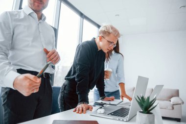 Ofiste birlikte çalışan ve iletişim kuran başarılı bir grup genç..