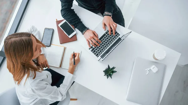 Close Uitzicht Vrouw Man Dat Werken Communiceren Samen Binnen Kantoor — Stockfoto