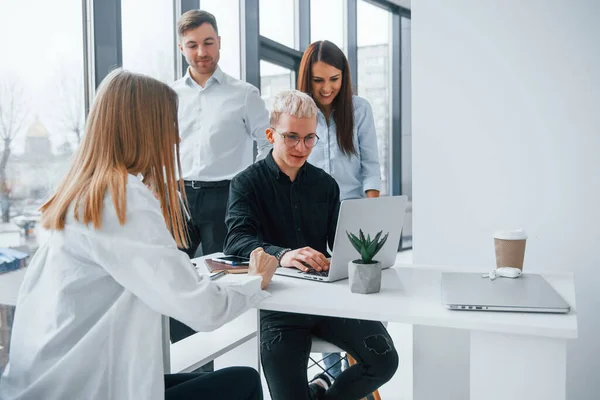 Positieve Jonge Team Werken Met Laptop Communiceren Samen Binnen Kantoor — Stockfoto