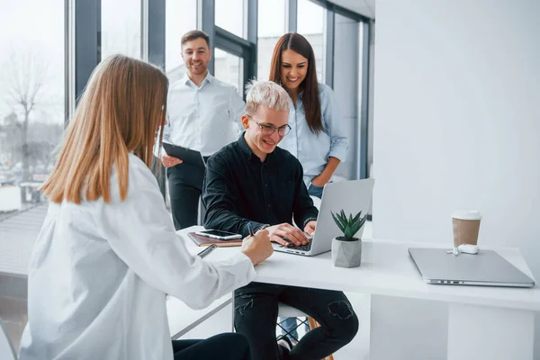 Positieve Jonge Team Werken Met Laptop Communiceren Samen Binnen Kantoor — Stockfoto