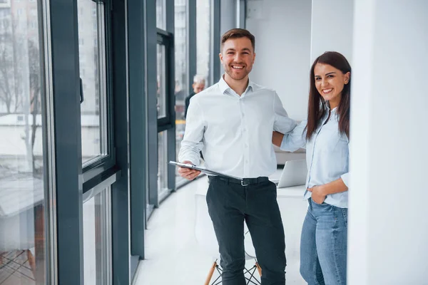 Kvinna Och Man Pratar Dokument Framför Unga Framgångsrika Team Som — Stockfoto