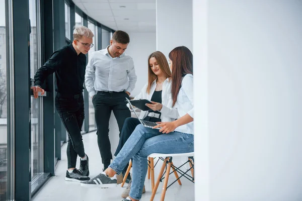 Gruppo Giovani Team Successo Seduti Che Lavorano Insieme Chiuso Ufficio — Foto Stock