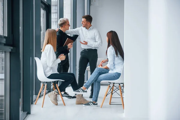 Grupo Jóvenes Exitosos Equipo Tienen Trabajo Comunicación Juntos Interiores Oficina — Foto de Stock