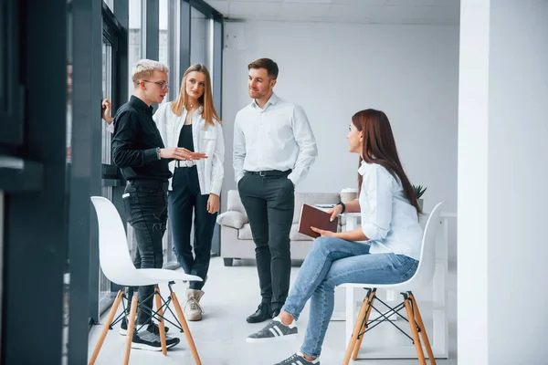 Groep Jonge Positieve Team Hebben Werk Communiceren Samen Binnen Kantoor — Stockfoto