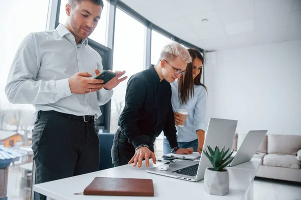 Grupp Unga Framgångsrika Team Som Arbetar Och Kommunicerar Tillsammans Inomhus — Stockfoto