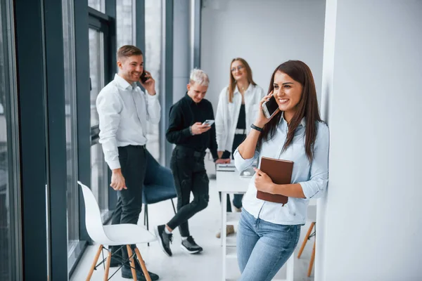 Retrato Mujer Alegre Con Taza Bebida Teléfono Que Encuentra Frente — Foto de Stock