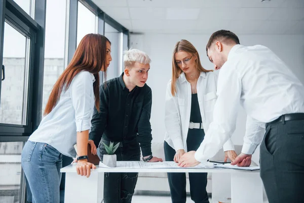 Grupo Jovens Empresários Analisa Plano Cima Mesa Discute Seu Projecto — Fotografia de Stock