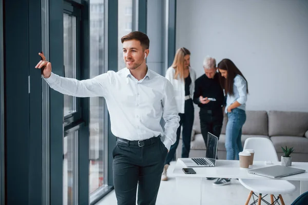 Man Formella Kläder Står Framför Unga Framgångsrika Team Som Arbetar — Stockfoto