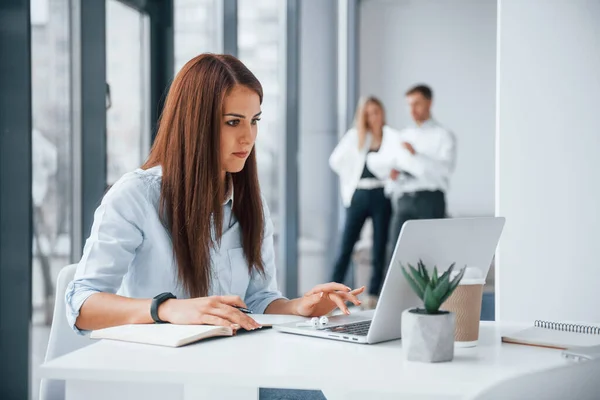 Kvinna Med Bärbar Dator Sitter Framför Grupp Unga Framgångsrika Team — Stockfoto