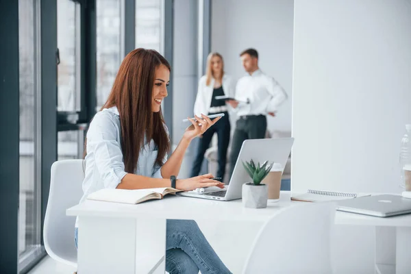 Vrouw Met Laptop Zittend Voor Groep Van Jonge Succesvolle Team — Stockfoto