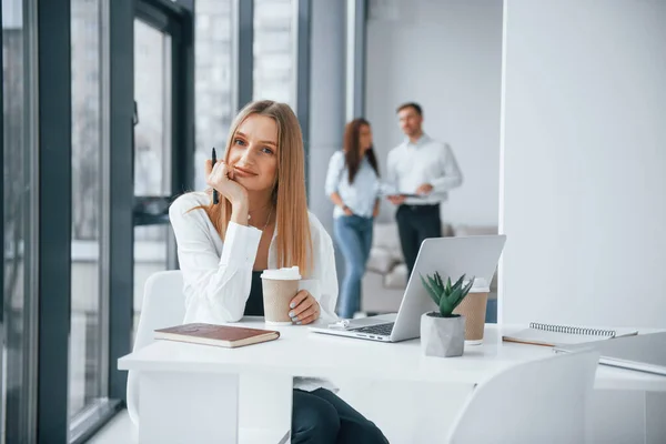 Kvinna Med Bärbar Dator Sitter Framför Grupp Unga Framgångsrika Team — Stockfoto