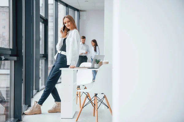 Donna Che Parla Telefono Davanti Gruppo Giovani Team Successo Che — Foto Stock