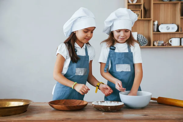 Zwei Kleine Mädchen Blauer Kochuniform Arbeiten Mit Mehl Der Küche — Stockfoto