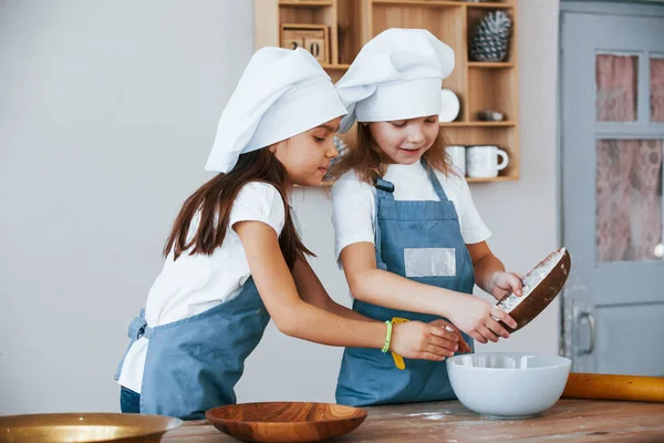 Två Små Flickor Blå Kock Uniform Arbetar Med Mjöl Köket — Stockfoto