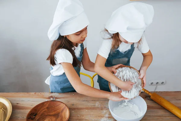 Δύο Μικρά Κορίτσια Μπλε Στολή Σεφ Που Δουλεύουν Αλεύρι Στην — Φωτογραφία Αρχείου