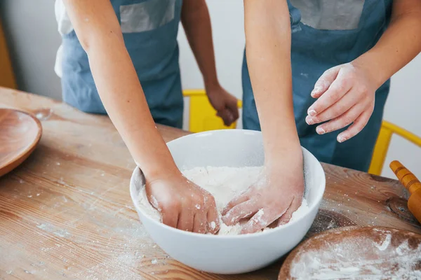 Vue Rapprochée Deux Petites Filles Uniforme Chef Bleu Que Préparation — Photo