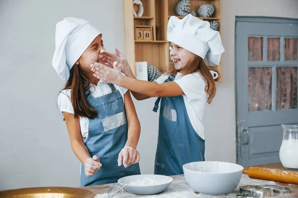 Två Små Flickor Blå Kock Uniform Kul Med Mjöl Köket — Stockfoto