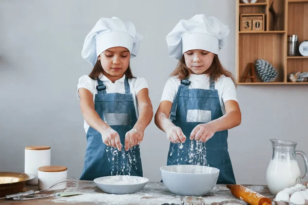 Δύο Μικρά Κορίτσια Μπλε Στολή Σεφ Που Δουλεύουν Αλεύρι Στην — Φωτογραφία Αρχείου