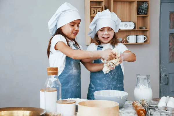 Две Маленькие Девочки Синей Форме Шеф Повара Готовят Еду Кухне — стоковое фото