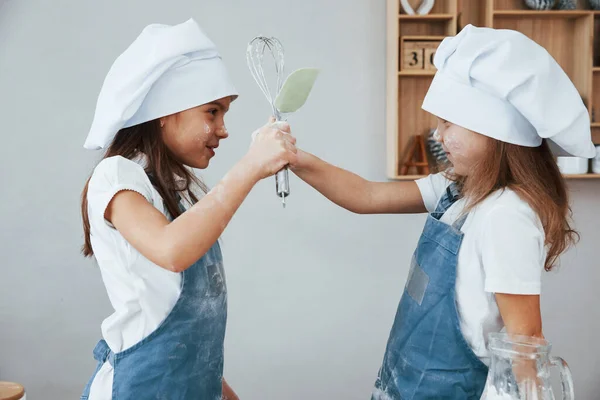 Två Små Flickor Blå Kock Uniform Förbereder Mat Köket — Stockfoto