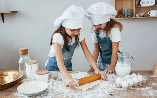 Zwei Kleine Mädchen Blauer Kochuniform Kneten Teig Der Küche — Stockfoto