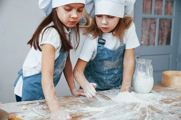 Två Små Flickor Blå Kock Uniform Förbereder Mat Köket — Stockfoto