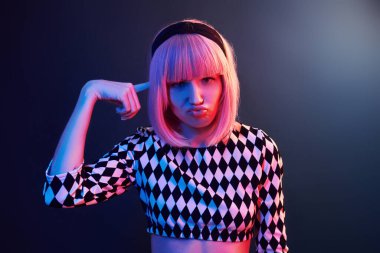 Stüdyoda sarı saçlı, kırmızı ve mavi neonlu genç kız portresi..