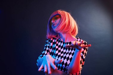 Stüdyoda kırmızı ve mavi gözlüklü sarı saçlı genç kızın portresi..