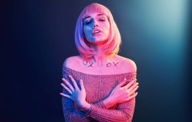 Stüdyoda sarı saçlı, kırmızı ve mavi neonlu genç kız portresi..