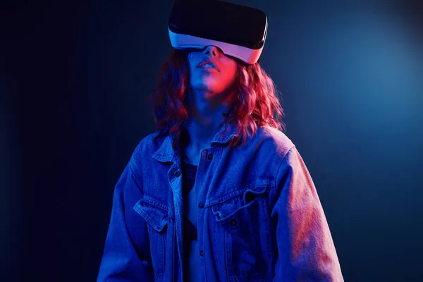 Arckifejezés Fiatal Lány Virtuális Valóság Szemüveg Fején Piros Kék Neon — Stock Fotó