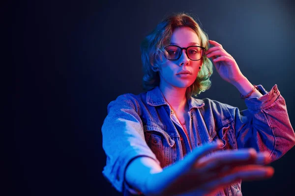 Retrato Menina Alternativa Jovem Óculos Com Cabelo Verde Luz Néon — Fotografia de Stock