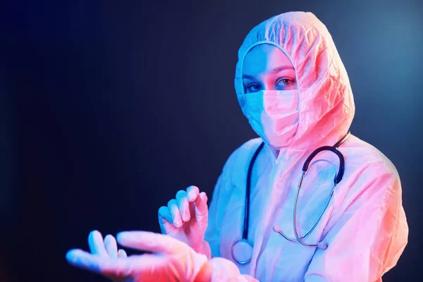 Sestra Masce Bílé Uniformě Stetoskopem Stojící Neonově Osvětlené Místnosti — Stock fotografie