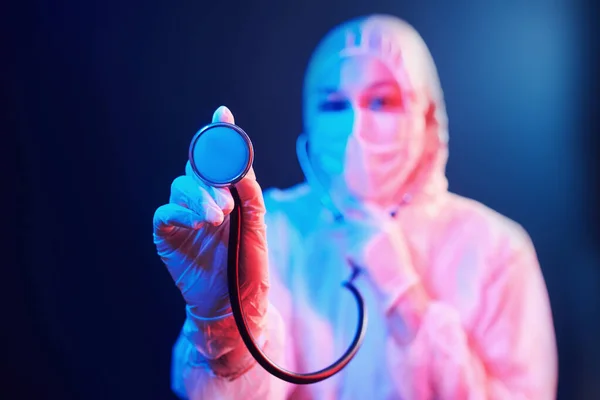 Infirmière Masque Uniforme Blanc Avec Stéthoscope Debout Dans Une Pièce — Photo