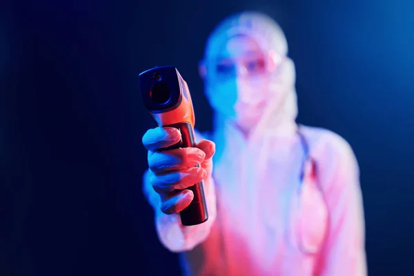 Enfermeira Máscara Uniforme Branco Quarto Iluminado Neon Segurando Termômetro Infravermelho — Fotografia de Stock