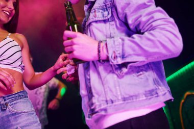 Gençler gece kulübünde renkli lazer ışıklarıyla eğleniyorlar..