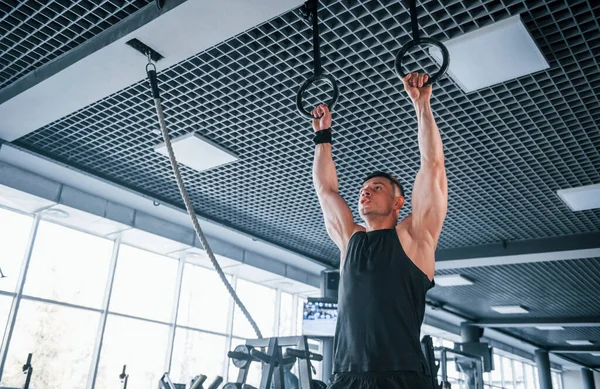 Strong Young Man Sportive Clothes Doing Exercises Gymnastic Rings Gym — Stock Photo, Image