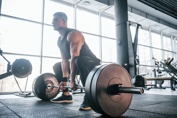 Joven Fuerte Ropa Deportiva Haciendo Ejercicios Con Pesas Pesadas Gimnasio — Foto de Stock