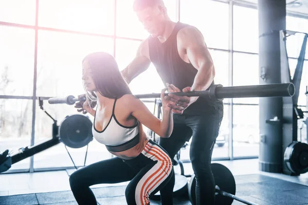 Spor salonunda ağır toplarla egzersiz yapan genç sporcular..