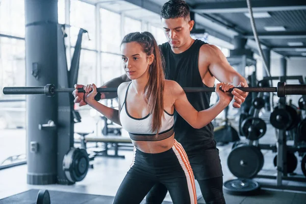 Spor salonunda ağır toplarla egzersiz yapan genç sporcular..