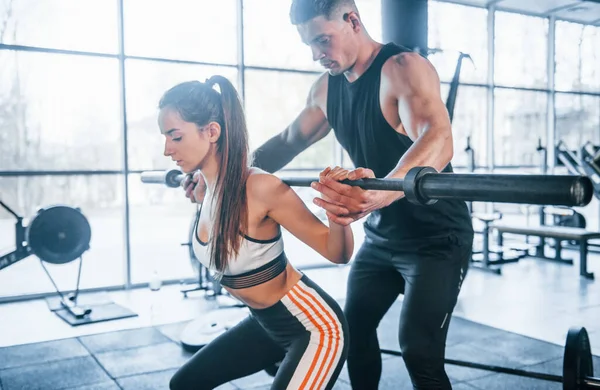 Spor salonunda ağır toplarla egzersiz yapan genç sporcular..