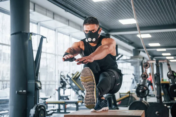 Spor Elbiseli Korkunç Maskeli Güçlü Bir Genç Spor Salonunda Tek — Stok fotoğraf