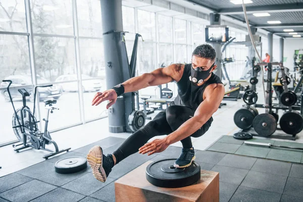 Spor Elbiseli Korkunç Maskeli Güçlü Bir Genç Spor Salonunda Tek — Stok fotoğraf