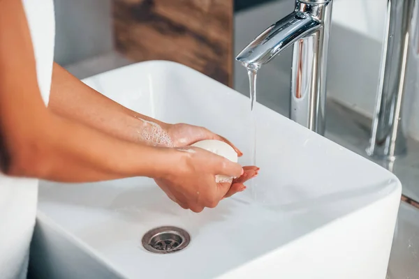 Vista Vicino Della Donna Che Lava Mani Usando Sapone — Foto Stock