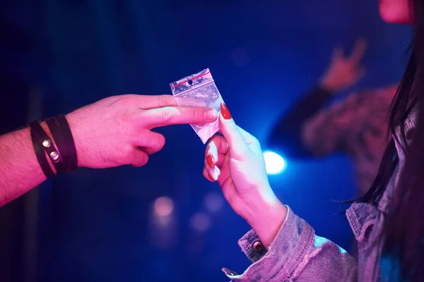 Jovem Garota Comprando Drogas Dentro Clube Noturno Hora Festa — Fotografia de Stock