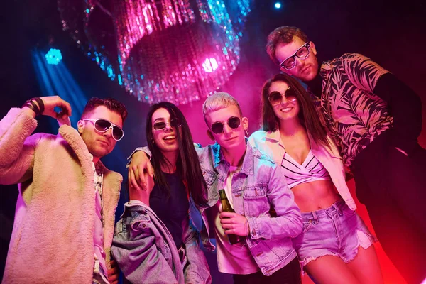 Kameraya Poz Veriyorum Gençler Gece Kulübünde Renkli Lazer Işıklarıyla Eğleniyorlar — Stok fotoğraf